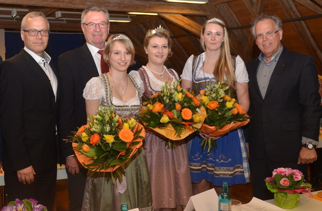 Neue Weinkönigin im "Lieblichen Taubertal" ist Nicole Heinrich aus Dertingen (dritte von rechts). Foto: Tourismusverband Liebliches Taubertal.