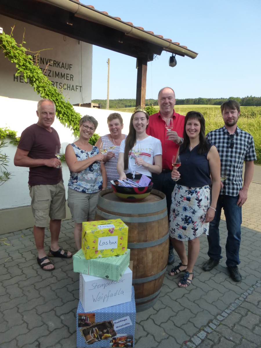 vl: Martin und Monika Baumann, Marina Klüpfel, Weinprinzessin Viktoria I., Jochen Hörner, Silvia und Martin Friedrich